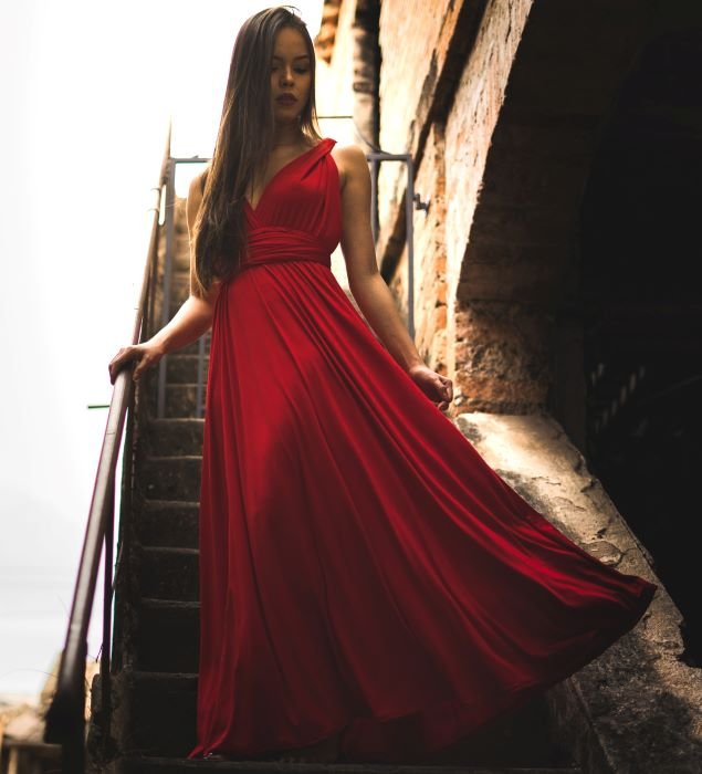 kobieta w czerwonej sukience